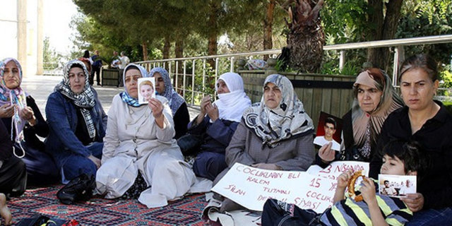 Çocuklarının terör örgütü PKK tarafından kaçırıldığını iddia eden aileler, seslerini duyurmak için Diyarbakır Büyükşehir Belediyesi önünde oturma eylemi başlattı
