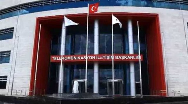 NİSAN - Nisan ayında, TİB'in, sosyal paylaşım sitesi Twitter'a erişimi engellemesinden 13 gün sonra Anayasa Mahkemesi yasağı kaldırdı ve Twitter hesapları açıldı.
