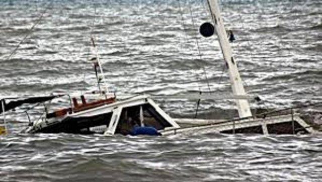 İstanbul Boğazı'nda kaçakları taşıdığı ileri sürülen tekne alabora oldu, 6 kişi sağ kurtarıldı, 28 kişinin de cansız bedenine ulaşıldı