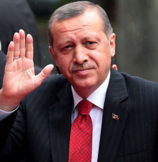 AĞUSTOS - Ağustosta, Türkiye, cumhurbaşkanı seçmek için ilk defa sandık başına gitti, geçerli oyların yarısından fazlasını alan Başbakan Recep Tayyip Erdoğan, Türkiye'nin 12. Cumhurbaşkanı oldu