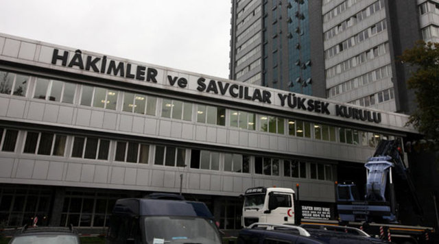 ŞUBAT - Şubat ayında, Türkiye'nin gündeminde internete ilişkin yeni düzenlemeleri içeren kanunla HSYK'nın yapısını değiştiren kanun yer aldı