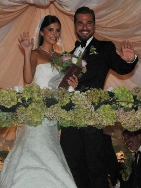 Yakışıklı oyuncuyla nikah masasına oturan Neslişah Alkoçlar da bir anda gündeme oturdu.