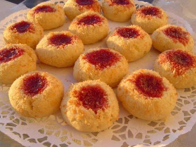 3 ana öğün olmazsa olmazımız. Ancak bu öğünler atıştırmayla geçiştirilen, fast food tüketilen, tatlı, hamur işleri yenen öğünler olmamalı.