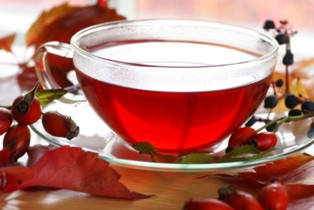 Kuşburnu çayı hazırlamak için:  Tam kurutulmuş meyveler parçalanıp 10 dakika kaynatılarak hemen tüketildiğinde, içeriğindeki C vitamininden yüksek dozda faydalanılabilir.
