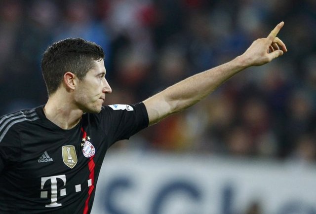 30 Robert Lewandowski