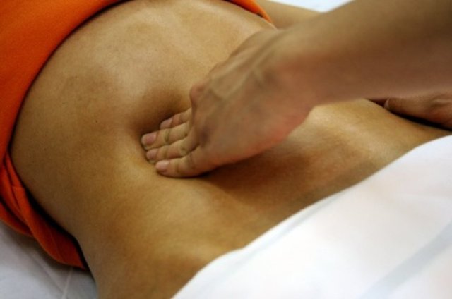 Жировые привески толстой кишки. Колон массаж. Колон массаж. Массажные движения для спины. Точки при колон массаже.