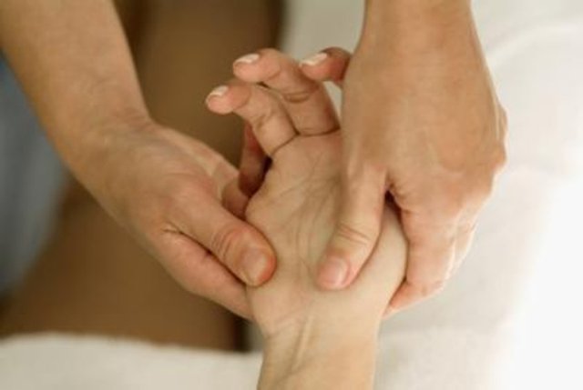 Bileklerin iç kısmını hafifçe dişlemek ya da okşamak bütün duyularınızı harekete geçirebilir. Birinin size oradan dokunmayı düşünmesi bile oldukça seksidir.  -