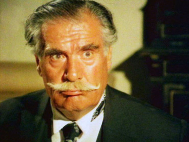 Hulusi Kentmen, 1942-1988 yılları arasında 500′e yakın filmde rol aldı. Türk sinemasında bir klasik olan oyuncu 22 yıl önce 81 yaşında 20 Aralık 1993′te böbrek yetmezliği sonucu yaşamını yitirdi.