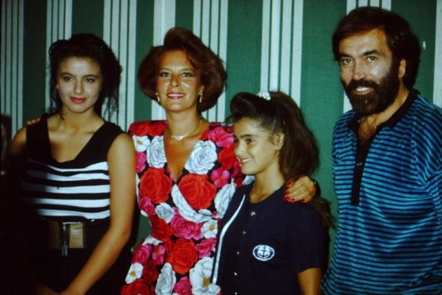 Arzu Aydın - Mine Çayıroğlu - Hülya Koçyiğit - Hakan Balamir 40 yıllık meslek hayatı boyunca, sinema ve müzik dünyasının ünlü isimlerini görüntüleyen Tahir Yaman,