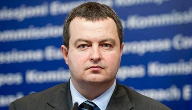 Modelin başı derte. Çünkü Sırbistan Başbakanlığı şakayla ilgili soruşturma başlattı.