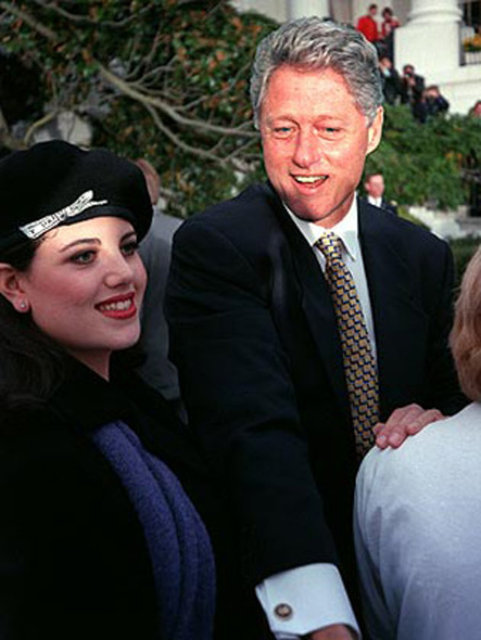 Her şey Bill Clinton'ın sıkça gerçekleştirdiği Beyaz Saray kokteyllerinden birinde gerçekleşti. Lewinsky'yi gözüne kestirmiş olan Bill, bir anda ortadan kayboldu.