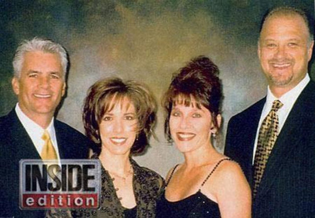 John Ensign - Ak saçlı Cumhuriyetçi Senatör Ensign, 16 Haziran 2009 tarihinde resimdeki Doug Hampton adlı adamın eşiyle yasak ilişki yaşadığını itiraf etti. İki sene boyunca yasak aşk yaşadıkları ortaya çıktıktan sonra Ensign'ın karısı eşini affetti.