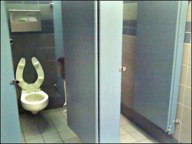 fark etti.Daha da ileri giden Craig, resimde sol taraftaki bölmeden, polis memuruna para uzatarak "ekstra bir iş" için rüşvet teklif etti.