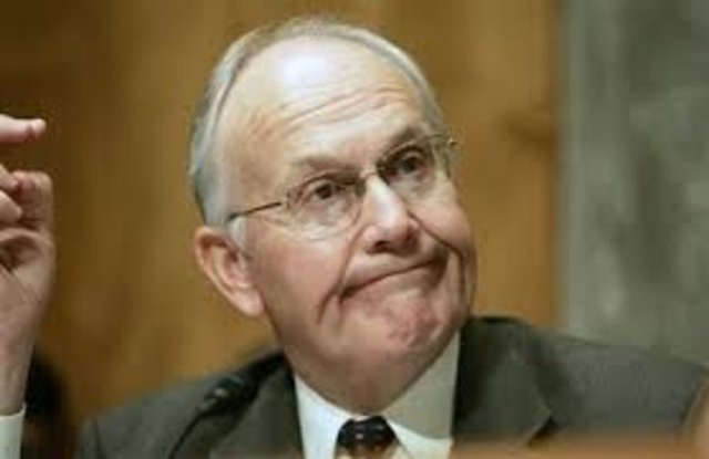 Olayın gelişimi ise çok ilginçti. Bir polis tuvalet ihtiyacını gidermek için havaalanındaki tuvalete girdi. Craig tarafından takip edildiğinin fark etmeyen polis memuru, yan tuvaletteki kişinin aşağıdaki aralıktan uzattığı ayağı ile kendisini dürttüğünü