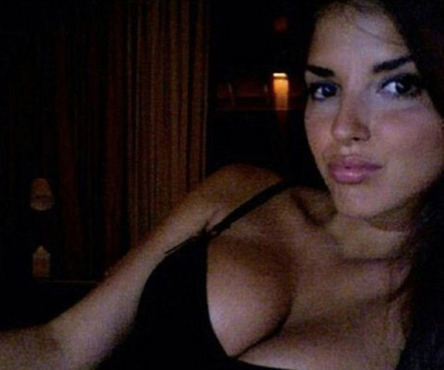 27 yaşındaki Sırp politikacı Vanja Hadzovic'in internete sızan seksi fotoğrafları bir anda ülkenin gündemine oturdu..