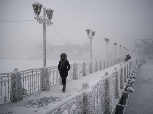 Fotoğrafçı Chapple, Kuzey Kutup Dairesi'nin 350 km güneyindeki,  Oymyakon Köyü'nde 1926 yılında ölçülen -71.2 sıcaklık en düşük sıcaklık olma özelliğine sahip.  -  