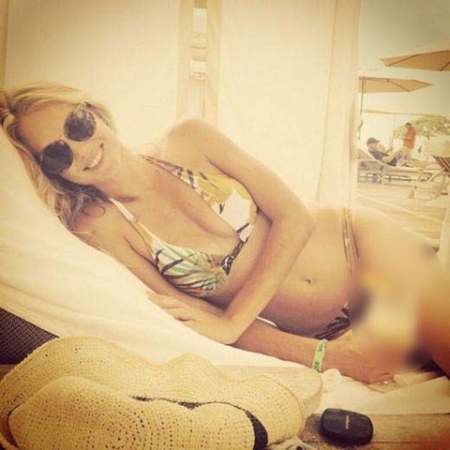 Model Lindsay Ellingson'ın şezlong pozu.