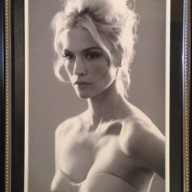 January Jones'un pozu siyah- beyaz ve çok etmileyici.