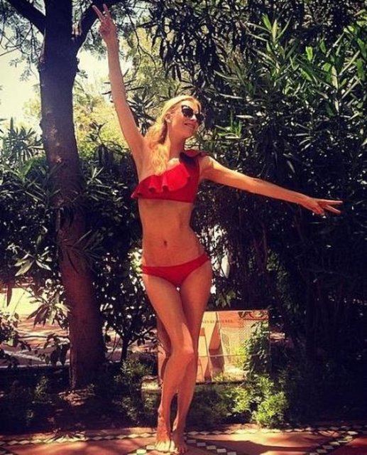 Poppy Delevingne'in kırmızı bikinisi.