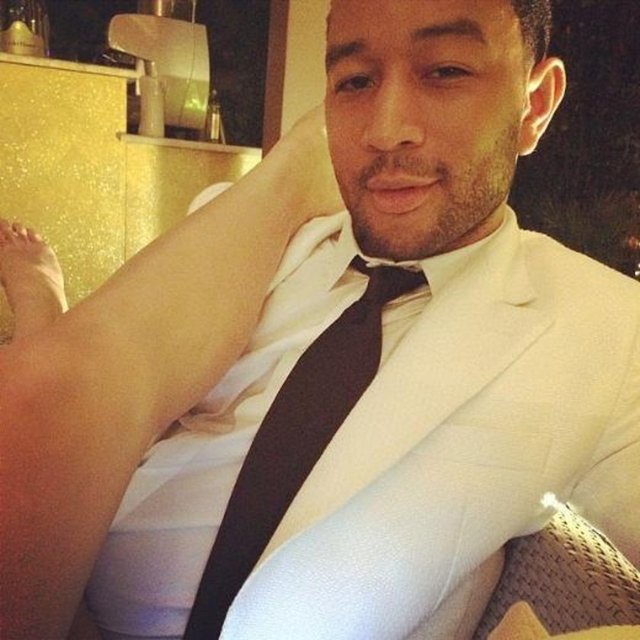 Top model Chrissy Teigen ve kocası John Legend'ın aşk pozu.  -