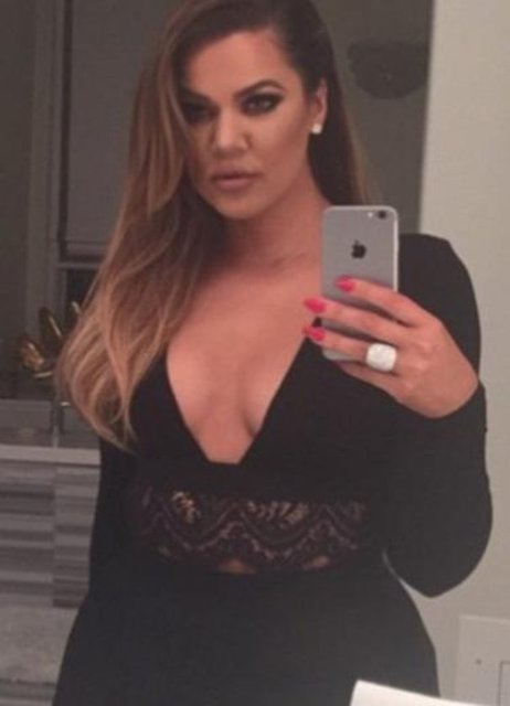 Gecede en çok dikkat çeken kişi ise Khloe Kardashian oldu. Derin göğüs dekoltesi ve yırtmacıyla dikkat çeken bir elbise giyen 30 yaşındaki Kardashian, bacağındaki süslemeyi göstermek için de özel bir çaba harcadı.