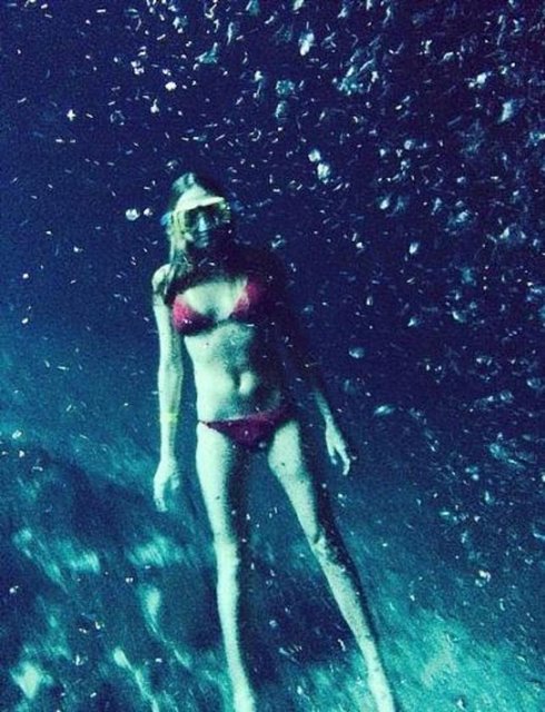 Cara Delevingne'in su altı pozu.  -