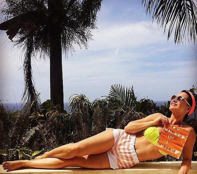 Katy Perry kumlara uzanıp yatmış.