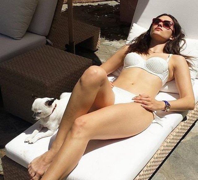 Emmy Rossum şezlongta.  -