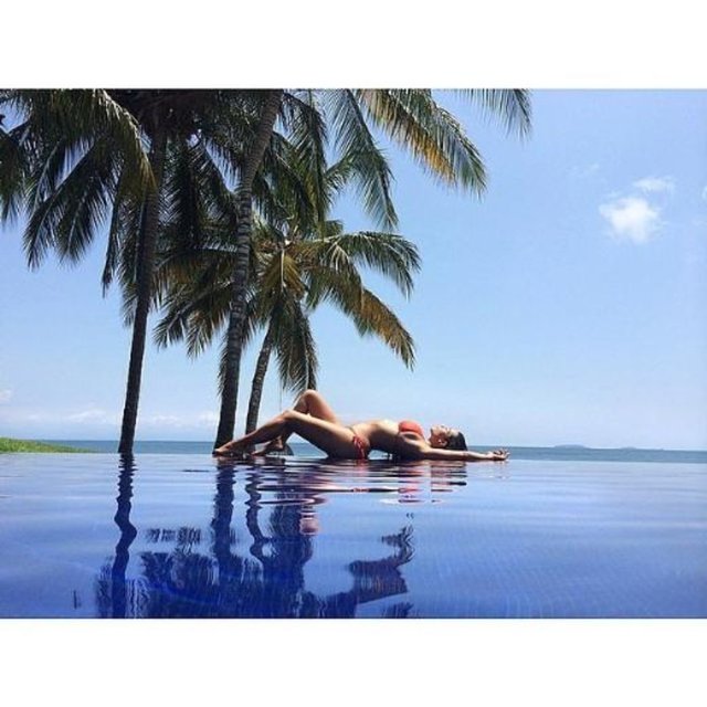 Kardashian'ın bir başka tatil pozu.