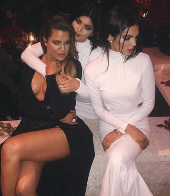 BACAĞINDAKİ SÜSÜ GÖSTERMEK İÇİN  - Gösteri dünyasının en göz önündeki ailesi Kardashian- Jenner'lar için önemli bir gece daha geride kaldı. - Kardashian ve Jenner kardeşler anneleri Kris'in  Noel partisinde güzel görünmek için herşeyi yaptı.