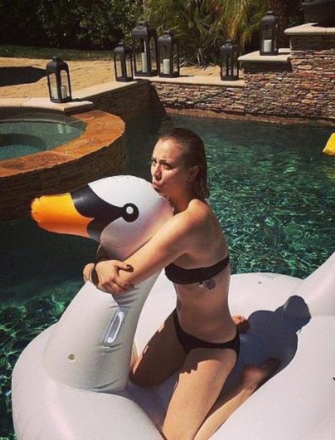 Kaley Cuoco'nun eğlenceli pozu.