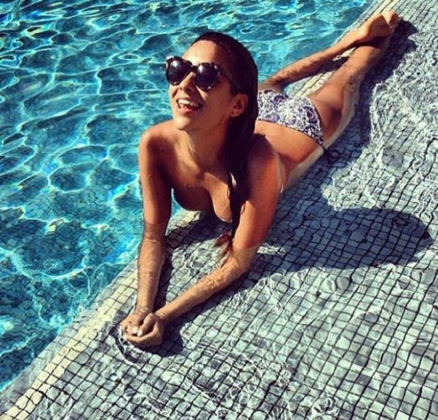 Shay Mitchell'ın havuz pozunu birçok meslektaşı taklit etti.