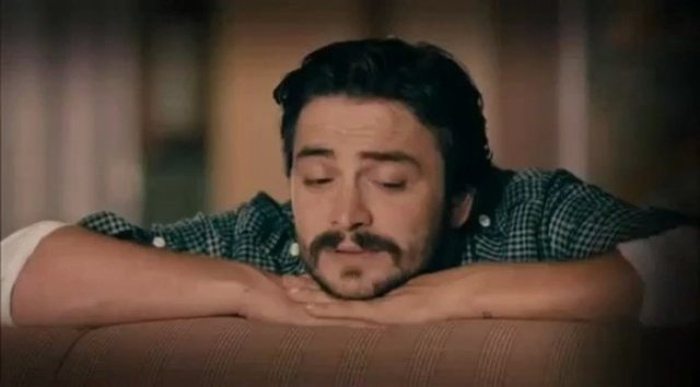 Bana 'Alkollü zaten görmüyor musun?' denilince mekandan çıktık. Sevgili Ahmet, sırf çalıştığın insanların gecesi bozulmasın diye seni orada yumruklamadım ama beni bul ve dediğini yap.