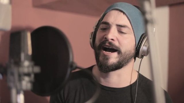 Sevilen oyuncu Ahmet Kural'ın geçen pazar Beşiktaş Çarşı'da senaristi Selçuk Aydemir'in açtığı mekanda Zilan Duru isimli oyuncuyla yaşadığı kavganın ayrıntıları ortaya çıktı.