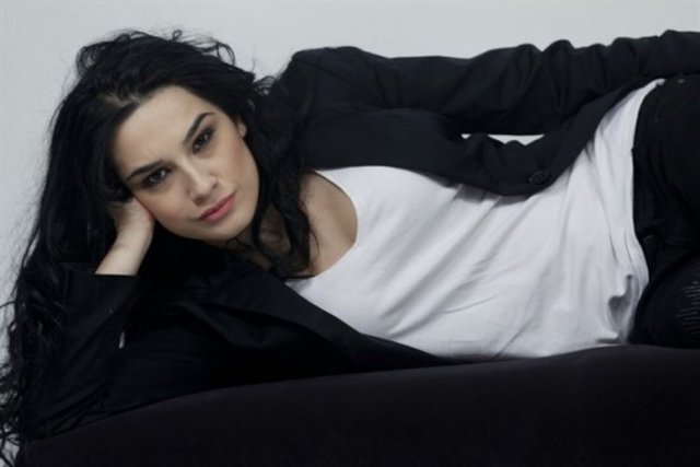 Duru, Kural'la pazar gecesi ortak arkadaşları tarafından tanıştırıldığını belirterek, "Daha tokalaşırken nasıl bir bakış attıysam 'Oha bu beni sevmedi, ben döverim lan bunu?' dedi.