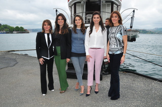 BERRİN YOLERİ, ESRA CİVELEK, SERRA TAŞKENT, ŞELİ ELVAŞVİLİ, DİDEM KURDOĞLU - AÇIK KAPI HALAS YATI  