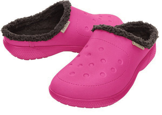 Ev rahatlığında da, onu hep sıcak tutması için, Crocs 199 TL.