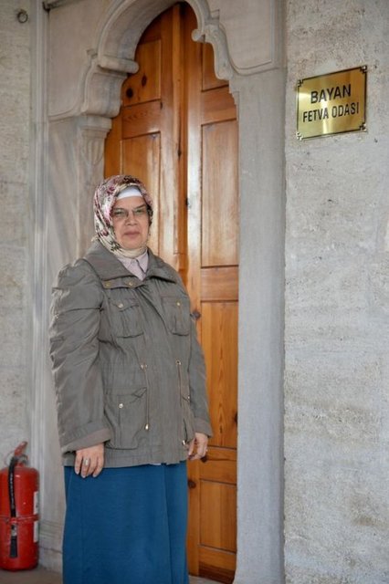 Halk arasında ''Alo Fetva'' olarak adlandırılan Dini Sorular Bilgi Hattı'nda ramazan yoğunluğu yaşanıyor. Ramazan dolayısıyla "Alo Fetva" hattında görevli personel sayısını arttıran İstanbul Müftülüğü'nde, günde 800 dini soru yanıtlanıyor