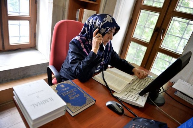 "Öğrenci, sınav günü oruçla ilişkisinin nasıl olacağını merak ediyor. Oruç tutacak mı? Tutmayacaksa nasıl yapması gerekiyor? Tutacaksa herhangi bir sıkıntı yaşadığında ne yapması gerektiğini soruyor. Biz de kişinin durumuna göre cevaplar vermeye çalışıyor