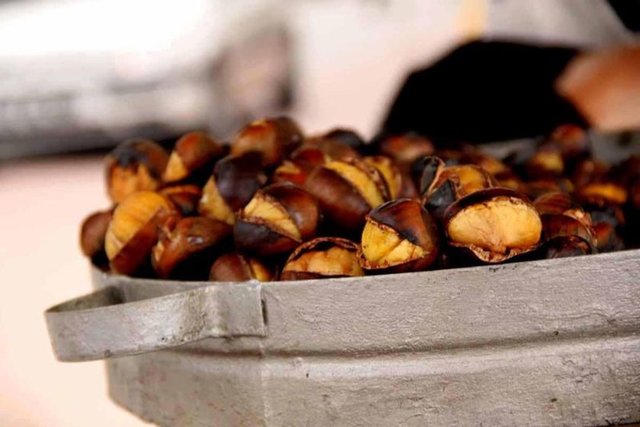 3 iri tane ya da 6 küçük tanesinin, 1 dilim ekmek kadar enerji verdiğini ve bol nişasta dolayısıyla karbonhidrat içeriğini de göz ardı etmemek gerekiyor.