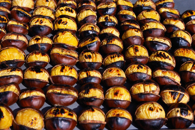 Kestanenin kavrulduğu takdirde nem oranı yüzde 20 azalırken, şeker miktarının yüzde 10 oranında yükseldiği; böylece enerji değerinin arttığı bildirilmektedir.