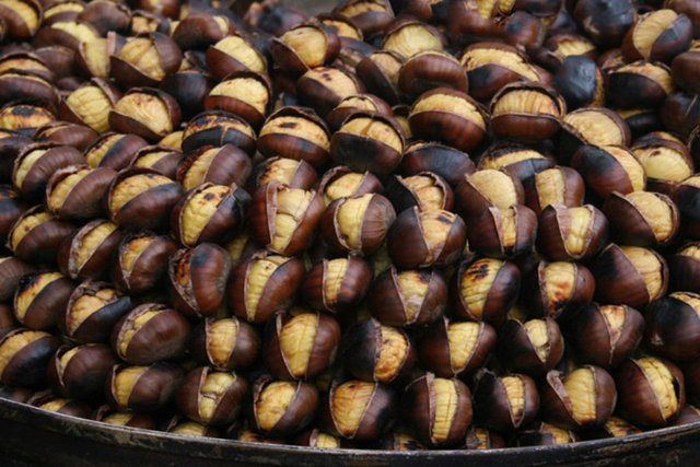 100 gr yenilebilir haşlanmış kestane yaklaşık 120 kalori iken; aynı miktarda kavrulmuş yani kestane kebabı dediğimiz şekliyle kestane; tam 200 kalori enerji vermektedir.