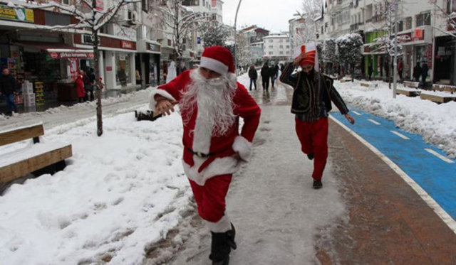 Bu sırada padişah vezirine dönerek Noel Baba'nın cadde üzerinde ne yaptığını sordu.Noel Baba'nın hediye dağıttığını duyan padişah sinirlenerek vezirine "Atın bunu kentten" diyerek bağırdı. -