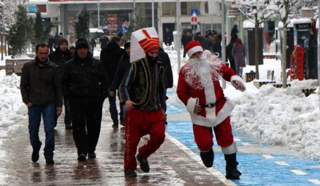 Padişah, Noel Baba'yı alması için yeniçeriye talimat verince cadde de kovalamaca başladı.Yeniçerinin, Noel Baba'yı kentin en işlek caddesinde kovalaması ilginç görüntülere sahne oldu.