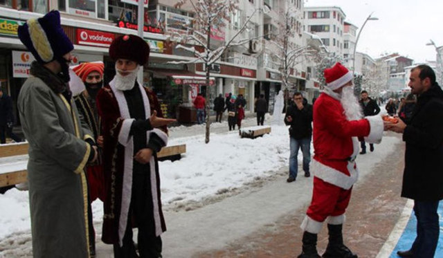 BBP üyesi gençler yılbaşı kutlamalarına tepki göstermek için ilginç bir eylemde bulundular. İzzet Baysal Caddesi'ndeki gösteride Noel Baba yoldan geçen vatandaşlara hediye paketleri dağıttı.