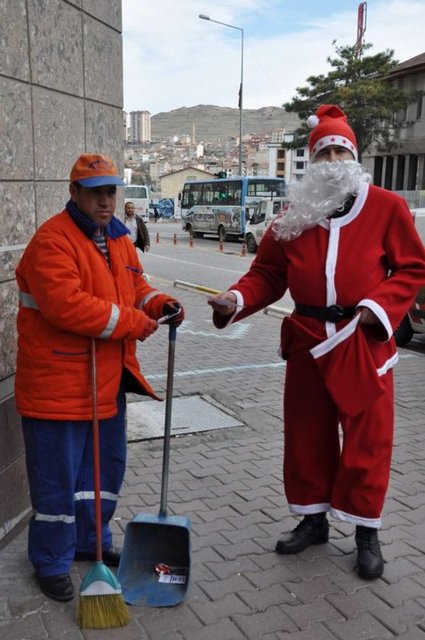 Nevşehir'de yılbaşı kutlamalarına tepki göstermek isteyen bir genç Noel Baba kıyafeti giyerek vatandaşları yılbaşında kutlama yapmamaları konusunda uyard