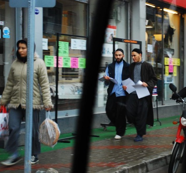 İzmir'in Bornova İlçesi Altındağ Semti'nin en işlek caddesinde, iki kişi, ellerindeki 'Hangi Yılbaşı' yazılı imzasız bildiriyi yolda yürüyenler ile işyerlerinde bulunanlara dağıttı.