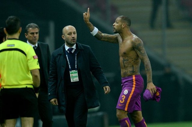 Felipe Melo   - "Benim hareketlerim, futbolun şov kısmındaki doğal şeyler. Konuşulması gereken konular bunlar değil. Ortada şike varsa, ortada ırkçılık varsa bunlar konuşulmalı."