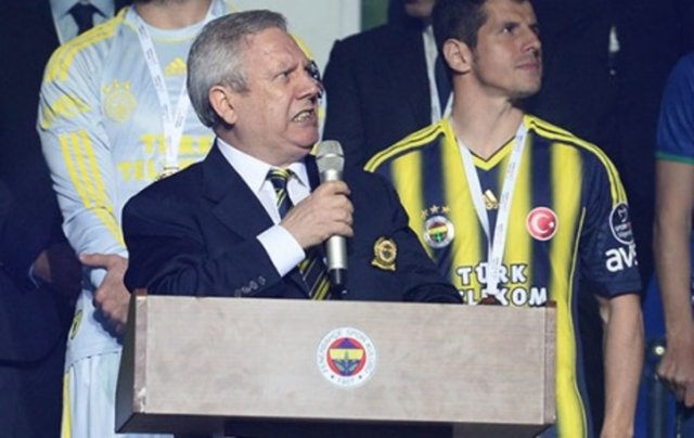 Aziz Yıldırım   - "Paralı köpekler, ahlaksızlar" (Şampiyonluk kutlamasında kendi taraftarına)