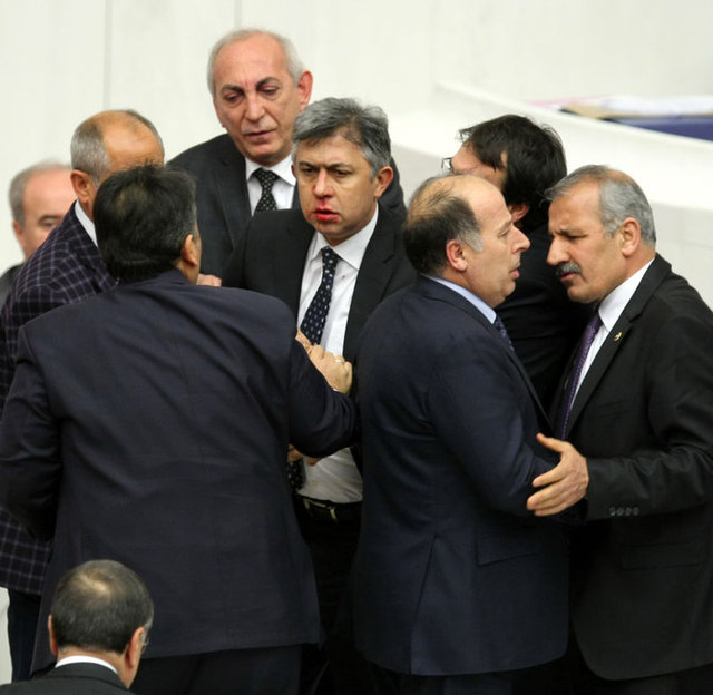 HSYK düzenlemelerinin genel kurul görüşmelerinde çıkan kavgada CHP'li Ali İhsan Köktürk de yüzünden yaralanıp, hastaneye kaldırıldı.